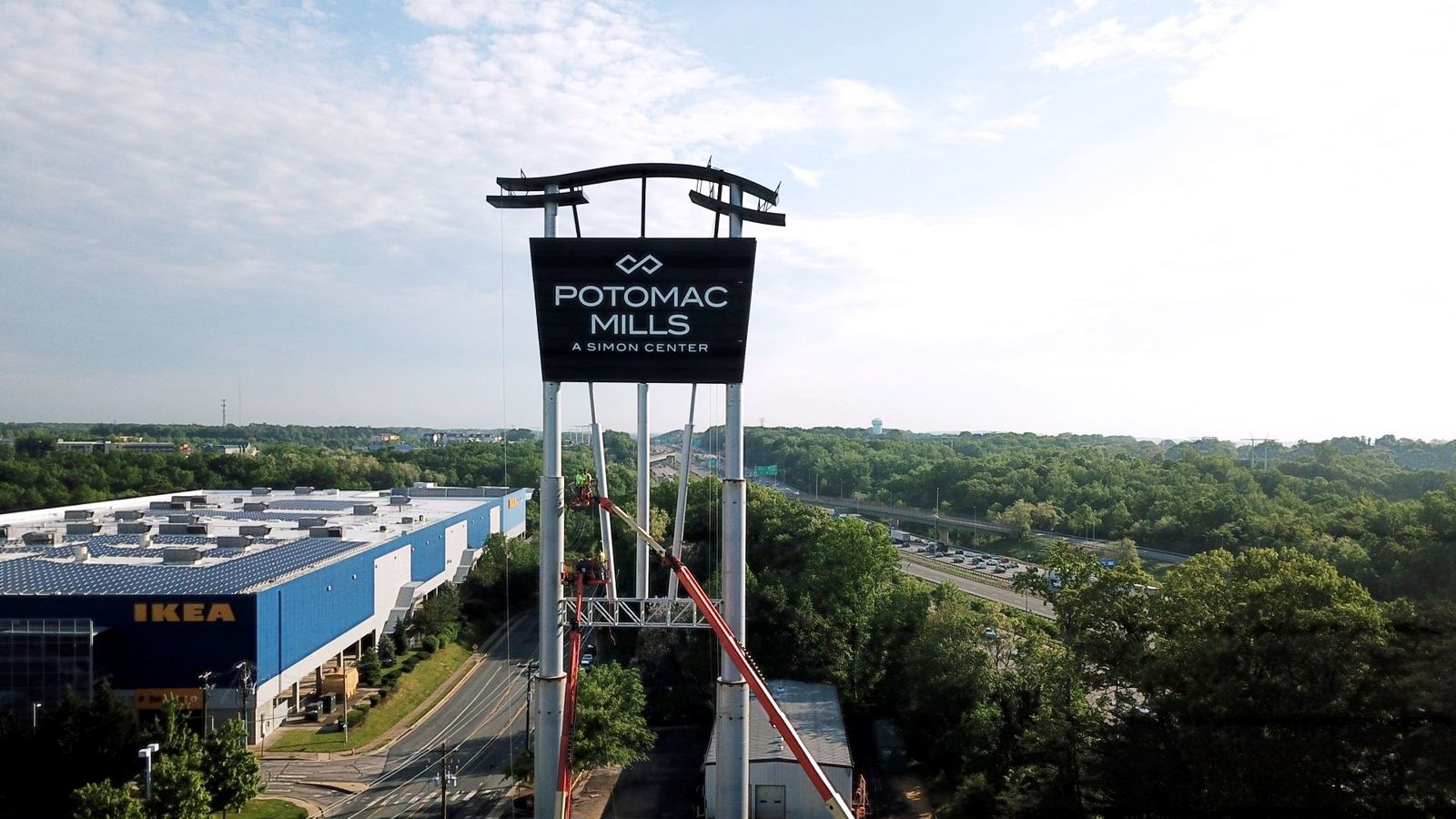 Potomac Mills 140-foot pylon sign with integrated LED display, daytime view